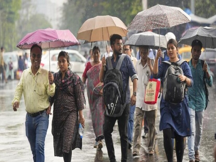 হাওয়া অফিসের পূর্বাভাস মিলিয়ে বুধবার রাতে দক্ষিণবঙ্গে কলকাতা-সহ সব জেলাতেই বৃষ্টি হয়েছে। বজ্রবিদ্যুৎ-সহ ঝড়-বৃষ্টির হাত থেকে বাদ যায়নি রাজ্যের উত্তর থেকে দক্ষিণবঙ্গ। বৃষ্টির কারণে বৃহস্পতিবার সকাল থেকেই তাপমাত্রা জনিত অস্বস্তির হাত থেকে রেহাই পেয়েছে দক্ষিণবঙ্গবাসী। 
