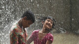 বৃষ্টির জলে স্নান একদমই ক্ষতিকর নয়, বরং 'অমৃত' সমান! জানুন বিশেষজ্ঞের পরামর্শ...