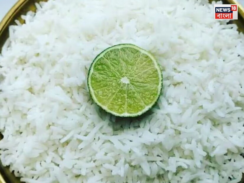 লেবু
ভাতের সঙ্গে প্রথম পাতে লেবু থাকেই। লেবু ছাড়া ভাত পরিবেশন করাই হয় না।