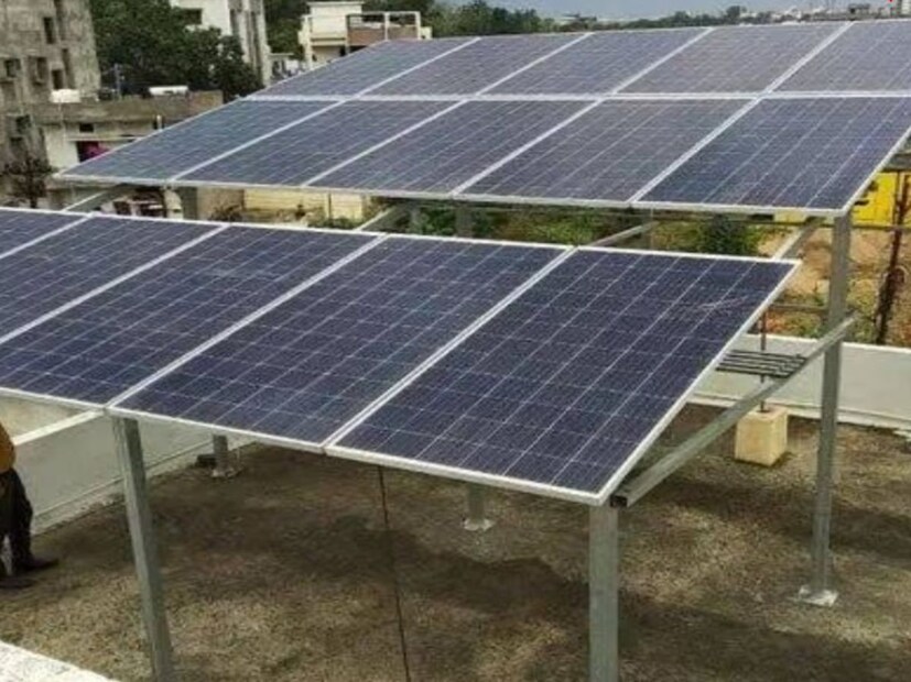 এছাড়াও ঘরের ছাদকে ঠান্ডা রাখার জন্য সোলার প্যানেলেরও ব্যবহার করা যেতে পারে। এর দুটি উপায় আছে। প্রথমত সোলার প্যানেলের সাহায্যে আপনি বিদ্যুৎ উৎপাদন করতে পারেন, যার ফলে আপনার ঘরে ব্যবহৃত বিদ্যুতের খরচ কম হবে।