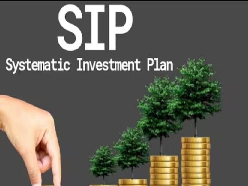 SIP মানে কি কোটিপতি হওয়ার গ্যারান্টি-ভবিষ্যতে কোটিপতি হওয়ার জন্য অসংখ্য মানুষ SIP-তে বিনিয়োগ করে। কিন্তু, এটা কি সত্যিই নিশ্চিত যে SIP-তে টাকা বিনিয়োগ করে সহজেই কোটিপতি হওয়া যেতে পারে! আসলে, SIP-তে বিনিয়োগ করার সময় কিছু ভুল হয়ে যায়, যা ভবিষ্যতের জন্য ভাল প্রমাণিত হয় না। তাই আমরা জানব SIP-তে বিনিয়োগ করার সময় কোন তিনটি ভুল করা উচিত নয়।