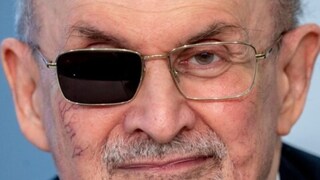 সলমন রুশদিকে এলোপাথাড়ি কোপ! লেখকের এক চোখ অন্ধ করে দেওয়া হাদি মাতারের সাজা ঘোষণা করল আমেরিকার আদালত    (AP Image)