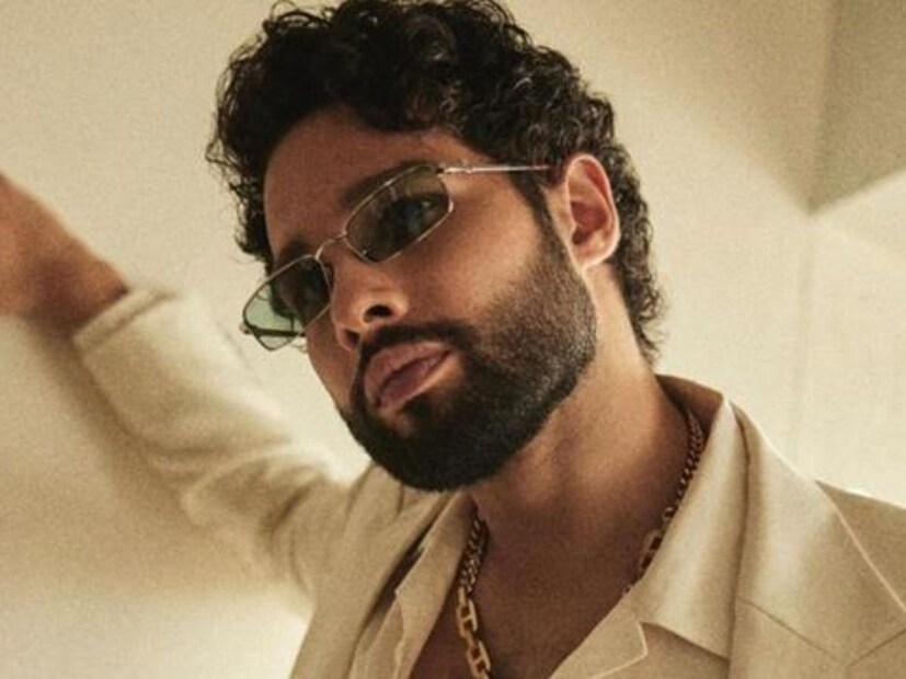 কিছুদিন আগে, Gully Boy খ্যাত সিদ্ধান্ত চতুর্বেদী-র (Siddhant Chaturvedi) প্রেম জীবনের গুজব ছড়িয়েছিল। শোনা গেছিল বলেছিল যে তিনি আমিতাভ বচ্চনের-এর নাতনি Navya Naveli Nanda-র প্রেম করছেন। তাঁদের একাধিকবার একসঙ্গে দেখা গিয়েছিল এবং তাঁদের সোশ্যাল মিডিয়া পোস্টগুলি প্রায়ই রোমান্সের গুজব উস্কে দিয়েছিল। 