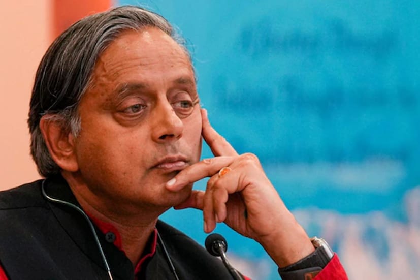 কলম্বিয়া কী বলছে? শুক্রবার বোগোটায় কলম্বিয়ার উপ-বিদেশমন্ত্রী রোসা ইয়োলান্ডা ভিলাভিসেনসিও-র সঙ্গে দেখা করে ভারতীয় প্রতিনিধি দল। সেই সময় সংবাদ সংস্থা এএনআই-এর কাছে তিনি বলেন যে, এই বিষয়ে এবার তাঁর কাছে সম্পূর্ণ তথ্য রয়েছে। আর এই বিষয়ে আলাপ-আলোচনা চালিয়ে যেতে তিনি আত্মবিশ্বাসী। আবার ওই বৈঠকের পরে শশী থারুর বলেন, কলম্বিয়ার উপ-বিদেশমন্ত্রী আন্তরিকতার সঙ্গে স্বীকার করে নিয়েছেন যে, ভারত যে বিবৃতি সম্পর্কে উদ্বেগ প্রকাশ করেছিল, তা এখন প্রত্যাহার করা হয়েছে এবং কলম্বিয়া এখন ভারতের অবস্থান খুব ভাল ভাবে বুঝতে পারছে। (Photo: PTI)