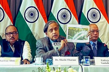 সাফল্য এনে দিল শশী থারুরের কূটনীতি, পাকিস্তানের প্রতি ‘ভালবাসা’ ভুলতে বাধ্য হল এই দেশ !
