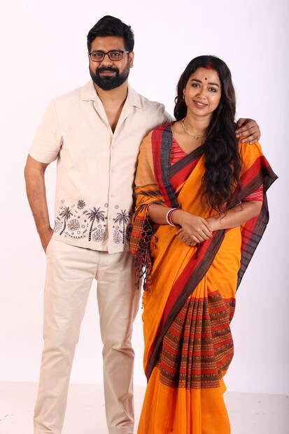 এই ছবিটির প্রযোজক পৌলমী রায় এবং বিশ্বরূপ চক্রবর্তী। আর প্রযোজনার দায়িত্বে রয়েছে প্রোডাকশন হাউজ ‘পথচলতি গল্প’। অভিনেতা তথা প্রযোজক বিশ্বরূপ চক্রবর্তী বলেন যে, “আমাদের প্রোডাকশন হাউজ পথচলতি গল্প দ্বারা প্রযোজিত ছবি ‘বেগনি রঙের আলো’। আর প্রযোজক এবং অভিনেতা হিসেবে এটাই আমার প্রথম উদ্যোগ। মানসী সিনহার মতো পরিচালক এবং সোহিনী সরকার, অর্পিতা ঘোষ এবং চন্দন সেনের মতো অভিনেতা-অভিনেত্রীদের সঙ্গে কাজ করতে পেরে আমি যারপরনাই কৃতজ্ঞ। দারুণ টিমওয়ার্কের মাধ্যমে এই উদ্যোগ যেন প্রচুর সাফল্য পায়, সেই কামনাই করছি।” 