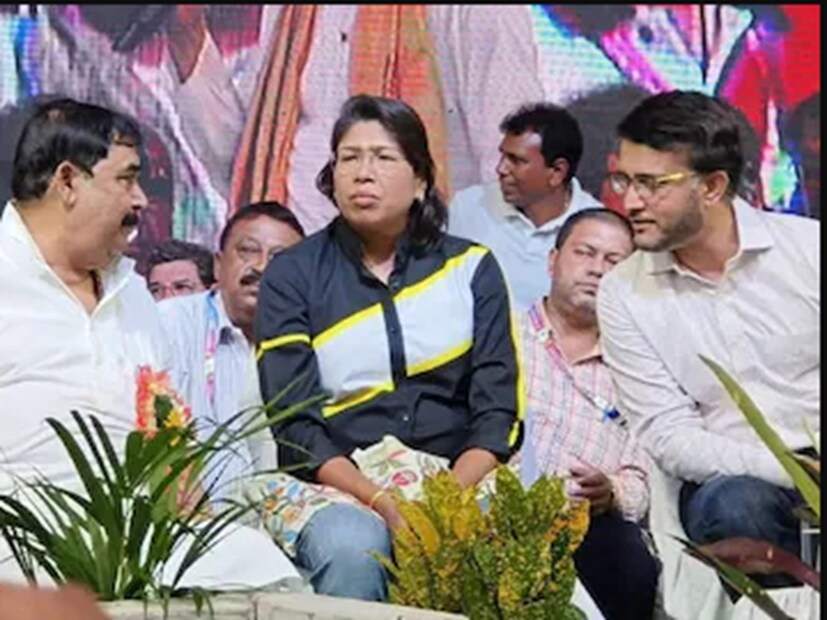 সৌরভের বাড়িতে এর আগে মমতা বন্দ্যোপাধ্যায়, অমিত শাহ-সহ একাধিক রাজনৈতিক ব্যক্তিত্ব গিয়েছেন। সৌরভ তাঁদের সাদরে স্বাগত জানিয়েছেন। তবে রাজনীতির মাঠ থেকে নিজেকে বরাবর সরিয়ে রেখেছেন তিনি। আর হালফিলে তিনি রাজনীতি নিয়ে যে কোনও প্রশ্নও এড়িয়ে যাচ্ছেন।