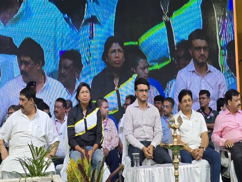 সেই মত বোলপুর শহর জুড়ে একাধিক ব্যানার-পোস্টারে ভরে ওঠে। দাদা, মহারাজ, প্রিন্স অফ ক্যালকাটাকে স্বাগত জানাতে উৎসাহিত ছিল বোলপুর-শান্তিনিকেতনবাসী।ঝুলনের ছবি দিয়েও পোস্টার পড়ে শহরের বিভিন্ন প্রান্তে। টিভির পর্দায় দেখা সেই অধিনায়ককে সামনাসামনি একবার দেখার জন্য শুধু বোলপুর নয় এর পাশাপাশি বীরভূম জেলা বিভিন্ন প্রান্ত থেকে সাধারণ মানুষের ভিড় জমতে শুরু করে। Input- Souvik Roy 