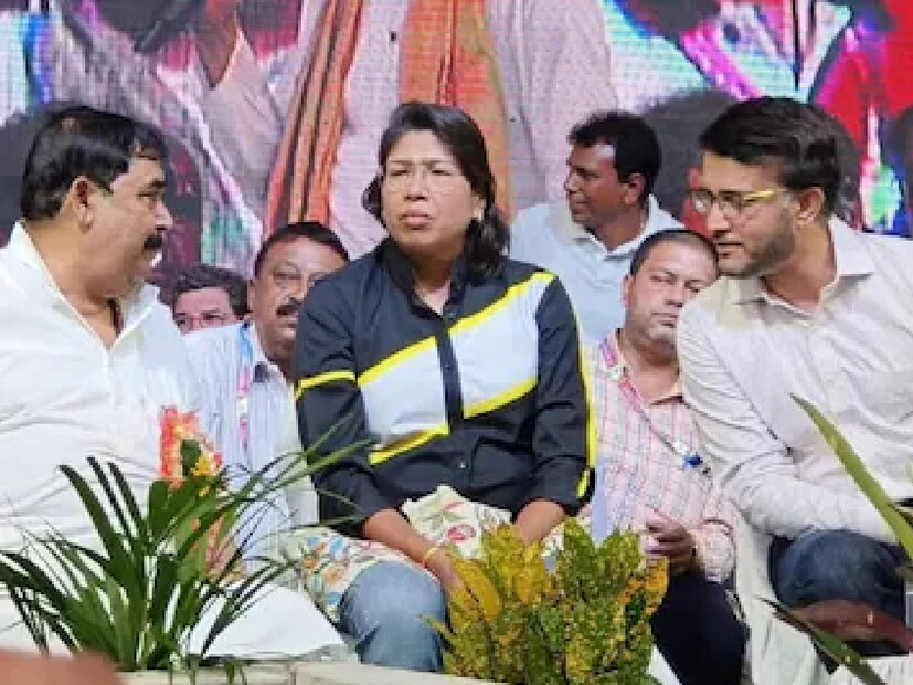 বীরভূম: দীর্ঘ টালবহানার পরে অবশেষে রবিবার বোলপুর স্টেডিয়াম মাঠে বোলপুর পুরসভা ও বীরভূম জেলা ক্রীড়া সংস্থার আয়োজনে সংবর্ধনা অনুষ্ঠানে যোগদান করেন ভারতীয় ক্রিকেট দলের প্রাক্তন অধিনায়ক সৌরভ গঙ্গোপাধ্যায়৷ বোলপুরে এক মঞ্চে অনুব্রত মণ্ডল ও সৌরভ গঙ্গোপাধ্যায়। ছিলেন ভারতীয় মহিলা ক্রিকেট দলের প্রাক্তন অধিনায়ক ঝুলন গোস্বামী, সিএবি-র সভাপতি স্নেহাশিস গঙ্গোপাধ্যায়, মন্ত্রী চন্দ্রনাথ সিংহ।