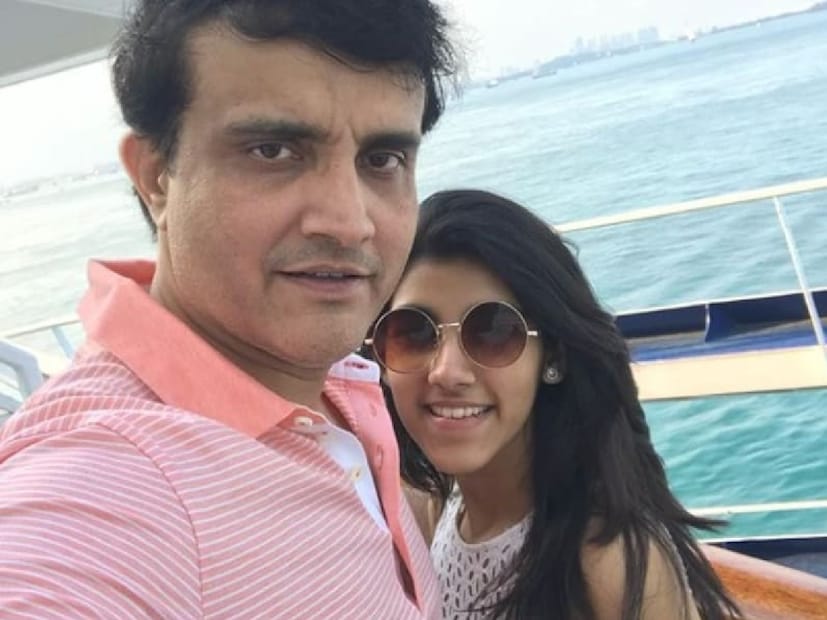 আরও পাঁচটা বাবা-র মতো মেয়ে সানা কাছে না থাকায় মন খারাপ হয় সৌরভের৷ কিন্তু সন্তানের সেরাটা চেয়েই তাঁকে লন্ডনে পাঠান সৌরভ ও ডোনা৷ এক সংবাদমাধ্যমে দেওয়া সাক্ষাৎকারে সৌরভ জানিয়েছেন কলকাতায় থাকাকালীন সানা-র জীবনে রুটিন ছিল না৷ কিন্তু বাইরে যাওয়ার পর সানা অনেক বেশি অর্গানাইজড হয়ে উঠেছে, এবং এই মুহূর্তে একজন দায়িত্বশীল পেশাদার৷ Photo- File