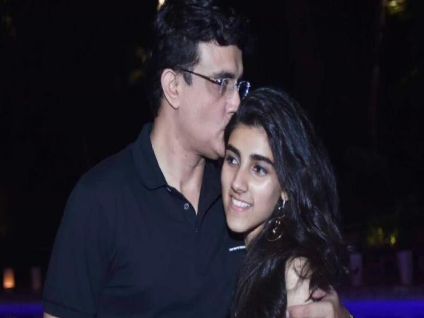 আগে যখন সানা ছোট ছিল তখন পেশাদার মহিলা ক্রিকেটাররা যৎসামাণ্য টাকা পেতেন৷ বাবা হয়ে মেয়ের অনিশ্চিত ভবিষ্যত তিনি চাননি৷ তবে সানা যদি এখন ছোট থাকত তাহলে তিনি অবশ্যই ক্রিকেট শেখাতেন৷ Photo- File