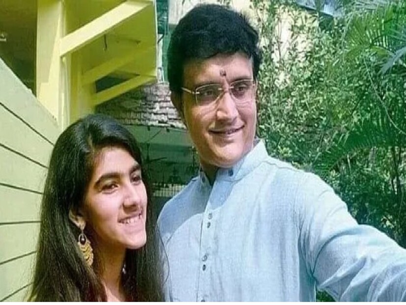 এদিকে দাদাকে যখন জিজ্ঞাসা করা হয় যে কেন সৌরভ নিজে ভারতের জার্সি গায়ে সফলতম ক্রিকেটার হয়েও নিজের মেয়েকে ক্রিকেট শেখাননি? এই প্রশ্নেও একেবারে বাবা সুলভ উত্তরই সৌরভ দিয়েছেন৷ Photo- File