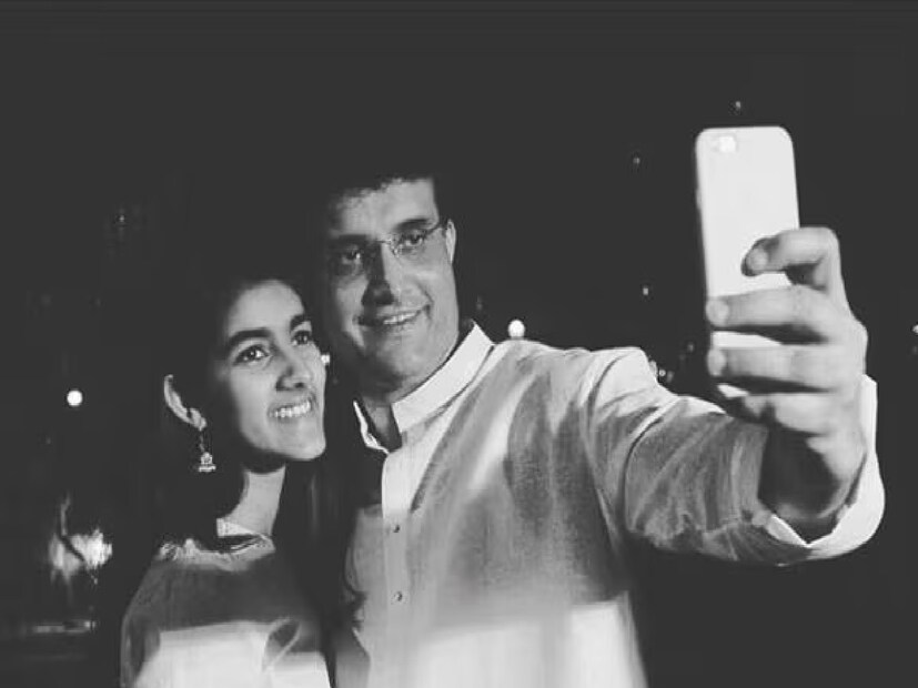 সৌরভ জানিয়েছেন কলকাতায় থাকাকালীন সানা রাত ১-২ টোয় ঘুমোতে যেত আর ঘুম থেকে উঠতে উঠতে বেলা একটা হত, কিন্তু লন্ডনে পড়তে গিয়ে পুরোপুরি বদলে গেছে সানা৷ সে নিজের দায়িত্ব তো সব পালন করে পাশাপাশি ইনোভারভের কনসালট্যান্টের পদে কর্মরত৷ Photo- File