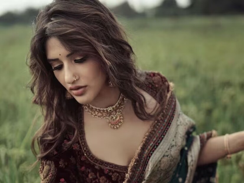‘পেহলি সান্ধা ডি’ ছবির হাত ধরে তেলুগু ইন্ডাস্ট্রিতে পা রেখেছিলেন শ্রীলীলা। আর তাতেই পুরুষদের মনে ঝড় তুলে দিয়েছিলেন তিনি। এরপর আর তাঁকে পিছনে ফিরে তাকাতে হয়নি। এর পাশাপাশি ‘ধামাকা’, ‘স্কান্দা’, ‘ভগবত কেশরী’, ‘আদিকেশবা’, ‘এক্সট্রাঅর্ডিনারি ম্যান’ এবং ‘গুণ্টুর করম’-এর মতো ছবিতে অভিনয় করে তাক লাগিয়ে দিয়েছেন। (Photo: Instagram)