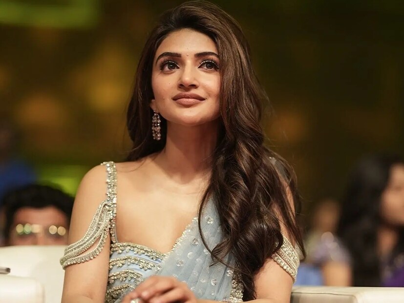 আমেরিকা থেকে বেঙ্গালুরু: আমেরিকায় ২০০১ সালের ১৪ জুন মাসে শ্রীলীলার জন্ম। কিন্তু তিনি বেড়ে উঠেছেন বেঙ্গালুরুতে। তাঁর মা ডা. স্বর্ণলতা হলেন বেঙ্গালুরুর বিখ্যাত স্ত্রীরোগ বিশেষজ্ঞ। শোনা যায় যে, প্রখ্যাত শিল্পপতি সৌরাপানেনি শুভকারা রাওয়ের সঙ্গে আলাদা হওয়ার পরই শ্রীলীলার জন্ম দিয়েছিলেন ডা. স্বর্ণলতা। যদিও ২০২১ সালে শুভকারা রাও একটি সাংবাদিক বৈঠক করে জানিয়ে দেন যে, শ্রীলীলা আর স্বর্ণলতার সঙ্গে যেন তাঁর নাম না জড়ানো হয়। যা সেই সময় রীতিমতো হইচই ফেলে দিয়েছিল। (Photo: Instagram) 