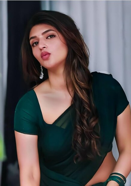 চিকিৎসা বিদ্যা থেকে রুপোলি দুনিয়ায়: ঐতিহ্যবাহী পরিবারের কন্যা শ্রীলীলা রুপোলি দুনিয়ায় পদার্পণ করেছেন। এমবিবিএস পাঠরত অবস্থাতেই তিনি ইন্ডাস্ট্রিতে প্রবেশ করেছেন। ২০২১ সালে অবশ্য মেডিকেলের পাঠ সম্পন্ন করেছেন তিনি। শৈশব থেকে ভরতনাট্যমের প্রশিক্ষণ নিয়েছেন শ্রীলীলা। এরপর ২০১৯ সালে কন্নড় ছবি ‘কিস’-এ নায়িকা হিসেবে ডেবিউ করেছিলেন। এরপর অভিনয় করেছেন ‘ভারাতে’ এবং ‘বাই টু লাভ’-এর মতো কন্নড় ছবিতে। (Photo: Instagram)