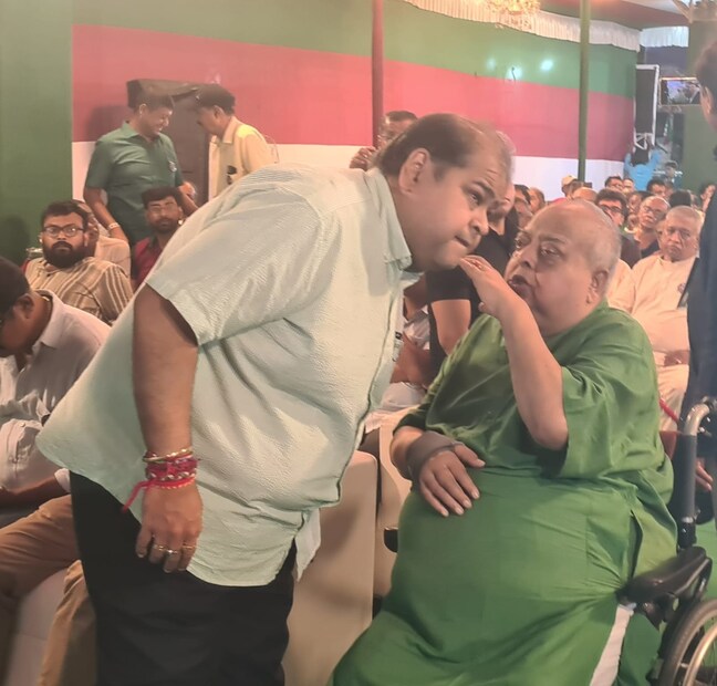 সৃঞ্জয়ও দীর্ঘদিন মাঠ করেছেন। সচিবের হট সিট সামলেছেন। সৃঞ্জয়ের আমলেই মোহনবাগান ক্লাব তাঁবুর আধুনিকীকরণের শুরু। সৃঞ্জয় জমানাতেই গোয়েঙ্কাদের সঙ্গে গাঁটছড়া বাধার সূত্রপাত। উড়ে এসে জুড়ে বসার লোক নন সৃঞ্জয়! তাই টুটু বোসের চাওয়াতে কোনও অযৌক্তিকতা খুঁজে পাচ্ছেন না মোহনবাগান সদস্যরা। তবুও অদৃষ্টের পরিহাস! গজিয়ে ওঠা দত্ত-মিত্র শক্তির সৌজন্যে বাগানে চ্যালেঞ্জের মুখে বোস পরিবার। বেহালা থেকে পাইকপাড়া কিংবা আহিরীটোলা থেকে সালকিয়া ৷ সৃঞ্জয় যেখানে মোহনবাগান জনতাও যেন সেখানে ৷ আর টুটু যেন বাগানের বাঁশিওয়ালা ৷ উত্তর কলকাতার আহিরীটোলায় টুটু বোসের ফার্স্ট শো বলে দিচ্ছিল ব্যালট বক্সে সেই ৭৫-এর শিল্ড ফাইনালের স্কোর লাইন না আবার ফিরে আসে ৷