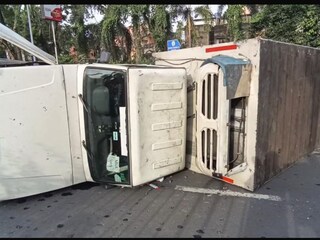 ই-এম বাইপাসে উল্টে গেল গাড়ি