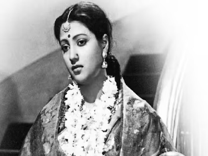 সুচিত্রা সেনের বিয়ে হয়েছিল অল্প বয়সেই। তবে, তার স্বামী এবং শ্বশুরবাড়ির লোকেরা তাকে চলচ্চিত্র জগতে কাজ করার ক্ষেত্রে অনেক সমর্থন করেছিলেন। কিন্তু ক্যারিয়ারের তুঙ্গে থাকাকালীন, অভিনেত্রী এতটাই ব্যস্ত হয়ে পড়েন যে তিনি তার পরিবার এবং স্বামীকে সময় দিতে পারেননি। এর ফলে দুজনের মধ্যে দূরত্ব বেড়ে যায় এবং মারামারি শুরু হয়। এই সময়ে, তার স্বামী মদ্যপানে আসক্ত হয়ে পড়েন এবং সুচিত্রাকে ছেড়ে আমেরিকা চলে যান।