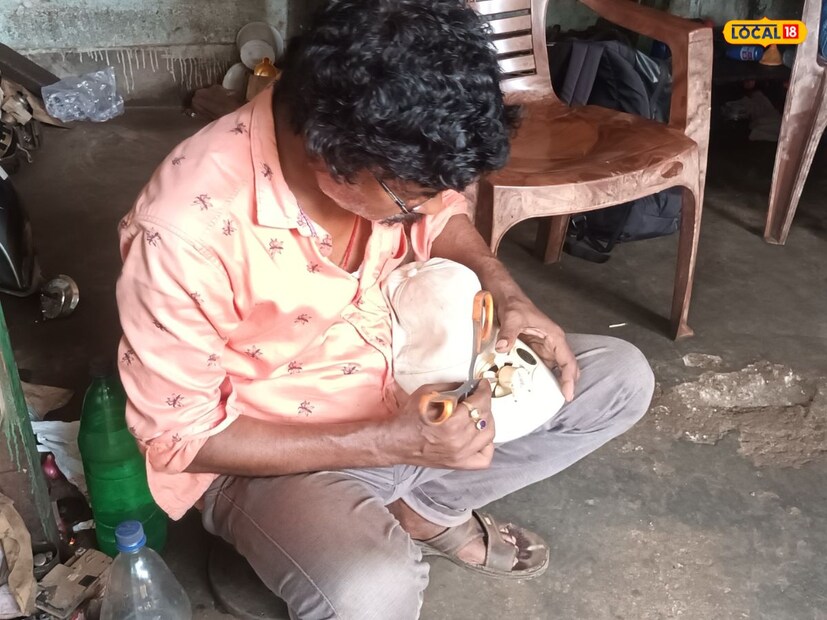 মাথায় ঘাম জমা তো দুর বরং ঠান্ডা থাকছে সারাক্ষণ। এমন এক অদ্ভুত টুপি পরেছেন পশ্চিম মেদিনীপুরের ডেবরার বাসিন্দা দুলাল দাস। দুলাল বাবু পেশায় বাইক মেকানিক। কয়েক বছর আগে একটি টুপি পেয়েছিলেন তিনি। তাতে লাগানো ছিল দুটি ছোট সোলার প্যানেলএবং একটা পাখা।