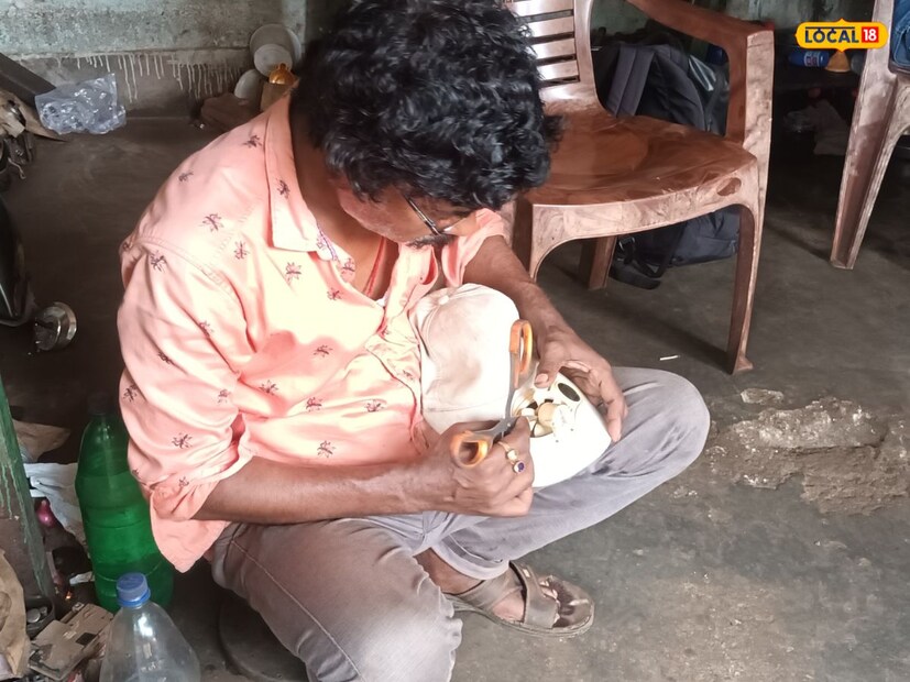 স্বাভাবিকভাবে সোলার প্যানেলের সঙ্গে পাখার কানেকশন দিলেই সূর্যের আলো পড়লে ঘুরতে থাকবে এই পাখা। অনায়াসে বিভিন্ন সময়ে ব্যবহার করা যেতে পারে এই টুপি। বিশেষত গরমের সময় তার ব্যবহার দ্বিগুণ। স্বাভাবিকভাবে এই অদ্ভুত টুপি ব্যবহারে রীতিমত হতবাক সকলে।