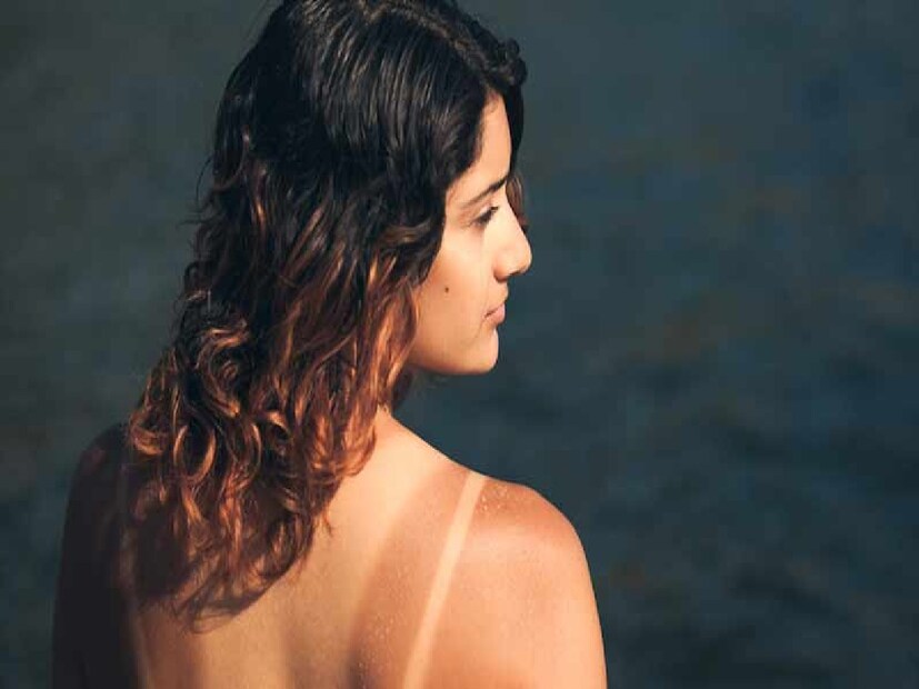 *বেসন ও দুধের প্যাক: বেসন ত্বককে গভীরভাবে পরিষ্কার করে এবং দুধ ত্বকে পুষ্টি জোগায়। দুই টেবিল চামচ বেসন সামান্য দুধের সঙ্গে মিশিয়ে মুখে লাগান। সংগৃহীত ছবি। 