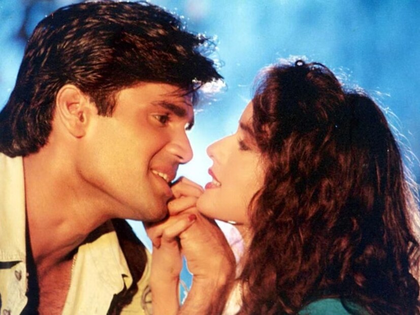 অভিনেতা সুনীল শেঠির কেরিয়ারের গতিপথ পরিবর্তন করে দিয়েছিল ‘মোহরা’। এই ছবিতে নায়িকার ভূমিকায় দেখা গিয়েছিল রবিনা ট্যান্ডনকে। তবে ‘মোহরা’ ছবির জন্য নায়িকা হিসেবে প্রথম পছন্দ তিনি ছিলেন না। আসলে যাঁকে নায়িকা হিসেবে ভাবা হয়েছিল, তাঁর আকস্মিক মৃত্যুর পরেই রবিনাকে এই ছবির জন্য নেওয়া হয়েছিল। এদিকে রবিনার সঙ্গে সুনীল শেঠির ভাল বন্ধুত্ব ছিল। ‘মোহরা’ ছবির শ্যুটিং চলাকালীন অভিনেতা সমস্ত কলাকুশলীর সঙ্গে হামেশাই মজা এবং খুনসুটি করতেন। এবার পহেলগাঁও জেলে শ্যুটিংয়ের সময় সেই অভিনেত্রীর সাহসী মনোভাবের কথাই তুলে ধরলেন অভিনেতা। 