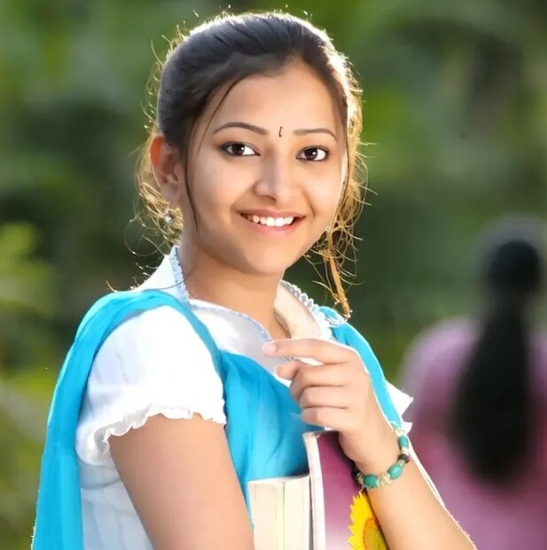 আবার অভিনয়ের জগতে ফেরার চেষ্টা করেন শ্বেতা। এবার তাঁকে দেখা যেতে থাকে নানা ওটিটি কনটেন্টে। ত্রিভুবন মিশ্র সিএ টপার, রায়, জুবিলি- ধীরে ধীরে অভিনেত্রী হিসেবে সুনাম ফের অর্জন করেছেন শ্বেতা। এসেছে নতুন ওয়েব সিরিজ উপস অব কেয়া, আশা করাই যায়, সেখানেও সবার মন তিনি জয় করবেন! Photo: Instagram