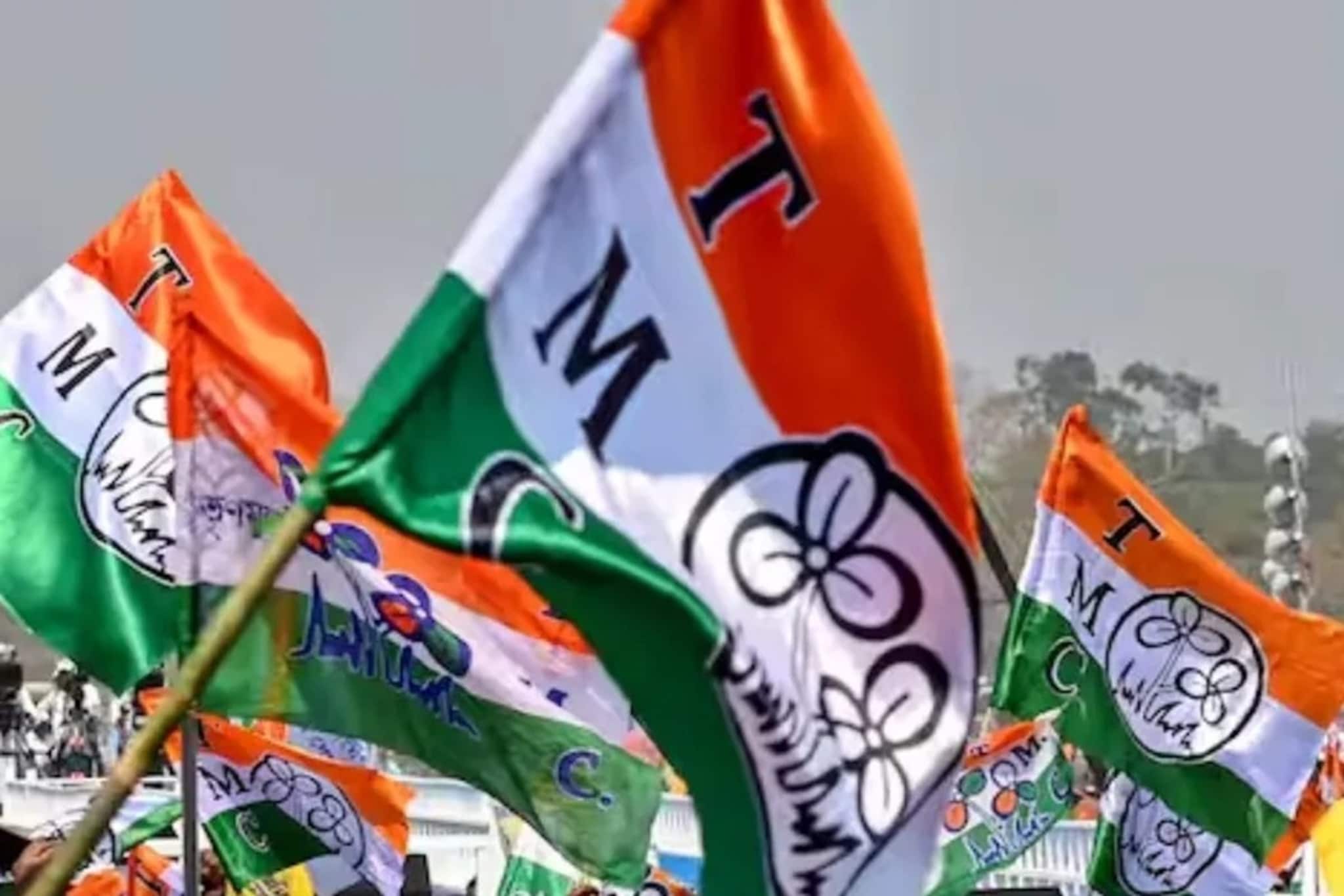 মহিলা ভোট অক্ষুণ্ণ রাখার চ্যালেঞ্জ তৃণমূলের, উন্নয়নের পাঁচালি নিয়ে ঘরে ঘরে প্রচারে শাসক দল মহিলা ভোট অক্ষুণ্ণ রাখার চ্যালেঞ্জ তৃণমূলের, উন্নয়নের পাঁচালি নিয়ে ঘরে ঘরে প্রচারে শাসক দল