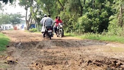 Bad Road: আটকে যাচ্ছে বাসও! পুরু কাদায় ঢেকেছে পাকা রাস্তা, কারণ জানলে অবাক হবেন
