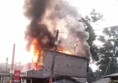 ভয়াবহ আগুন, পুড়ে ছাই কয়েক লক্ষ টাকার নোট

