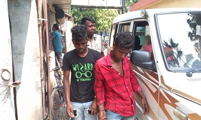 শেষ রক্ষা হল না, পুলিশের জালে মোবাইল ফোন চুরি চক্রের দুই পান্ডা 