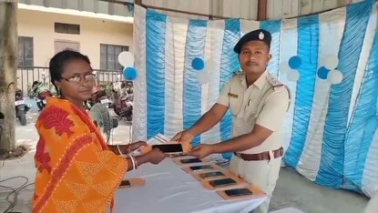 চুরি যাওয়া মোবাইল ফিরে পেয়ে আপ্লুত অনেকেই, কোথায় ঘটলো এমন ঘটনা!