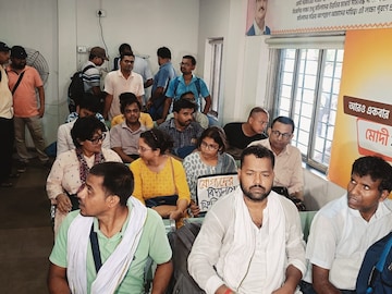 West Bengal Teachers: ‘যোগ্য-অযোগ্য’ পৃথকীকরণ করে স্কুলে ফেরাক রাজ্য, বিকাশভবনে চাকরিহারাদের একাংশ