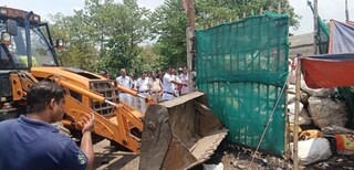 সাম্প্রতিক অগ্নিকাণ্ডের পর এবার পুরসভার জায়গাতে অবৈধভাবে গজিয়ে ওঠা প্লাস্টিক সহ দাহ্য বস্তু গোডাউন ভেঙ্গে দিল প্রশাসন।