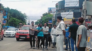 বিক্ষোভের আগেই হাজরা  মোড় থেকে আটক চাকরিহারাদের