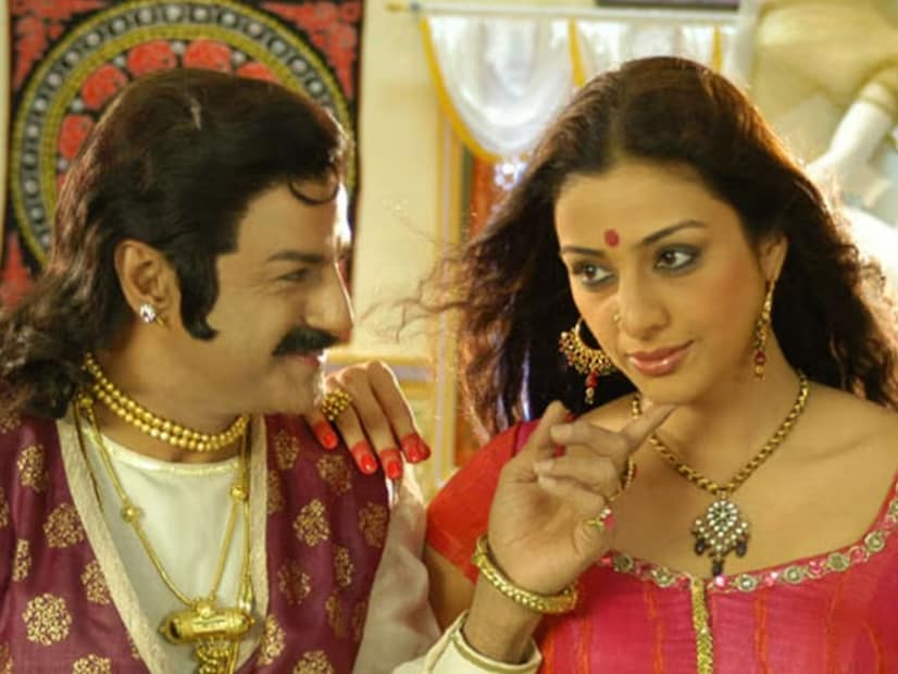এরপরে আর পিছন ফিরে তাকাতে হয়নি তাঁকে। প্রায় ২ দশকেরও বেশি সময় ধরে প্রথম সারির অভিনেত্রী হিসেবে নিজের জায়গা পাকা করে ফেলেছিলেন টাবু। অমিতাভ বচ্চন, শাহরুখ খান, সলমন খান, অজয় দেবগন, মোহনলাল, অজিতের মতো প্রথম সারির অভিনেতাদের সঙ্গে কাজ করেছেন তিনি। (Photo: Instagram)