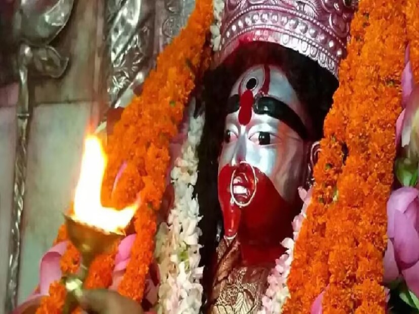 অনেক পর্যটক তারাপীঠ এ পুজো দিয়ে বাড়ি ফেরার পথে সেই তোরণের সামনে ছবিও ক্যামেরা বন্দি করেন।বিশেষ বিশেষ তিথিতে পর্যটকদের কাছে আকর্ষণীয় করে তুলতে নানা রঙের আলো দিয়ে সাজিয়ে তোলা হয় তোরণ।বিশেষ করে ভাদ্র মাসের কৌশিকী অবশ্যই আলোর সাজে সেজে ওঠে তোরণ।