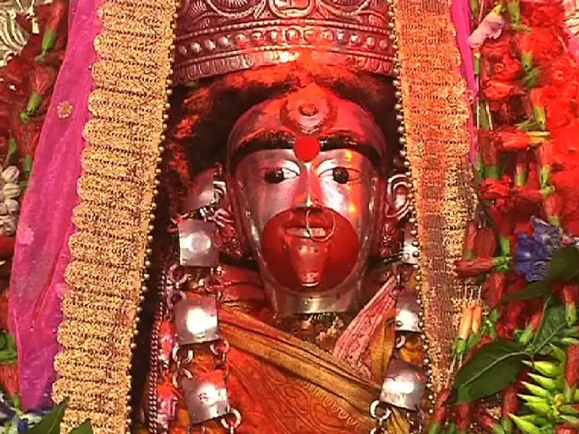 এই অমাবস্যায় মা তারাকে ফলের ভোগ নিবেদন করলে ইচ্ছেপূরণ হয় বলে বিশ্বাস। তাই ফল দিয়ে তারাকে পুজো করেন ভক্তরা। ফলহারিণী অমাবস্যা উপলক্ষে তারাপীঠে তারা মায়ের নিশিরাতে পুজো ও আরতি হয়।