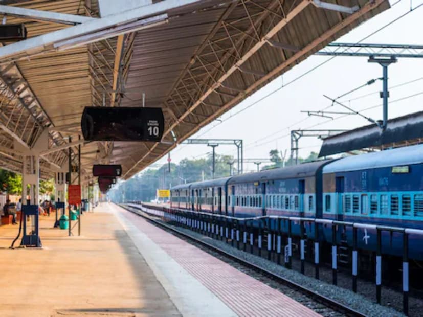 GRP-এর এক কর্তা জানান, ৩০ বছর বয়সী ডাক্তার দাদর-হুবলি এক্সপ্রেসে যাত্রা করছিলেন। ট্রেন দাতিভলির কাছে পৌঁছানোর সঙ্গে সঙ্গে এক অজ্ঞাত ব্যক্তি তার হাতে আঘাত করে, যার ফলে তার হাত থেকে আইফোন পড়ে যায়। তিনি জানান, এরপর হামলাকারী তৎক্ষণাৎ মূল্যবান মোবাইল ফোনটি তুলে নিয়ে পালিয়ে যায়। Representative Image