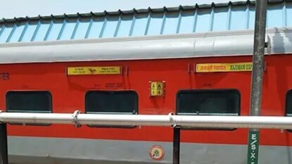 ছুটে আসছিল রাজধানী, লাইনে বাঁধা কাঠের গুঁড়ি! উত্তরপ্রদেশে ফের রেলপথে নাশকতার চেষ্টা? ছুটে আসছিল রাজধানী, লাইনে বাঁধা কাঠের গুঁড়ি! উত্তরপ্রদেশে ফের রেলপথে নাশকতার চেষ্টা?