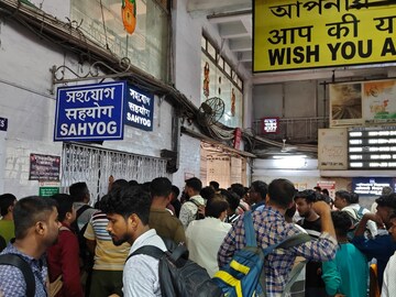 বহু ট্রেন বাতিল ! (Photo Courtesy: Abhirup Basu)