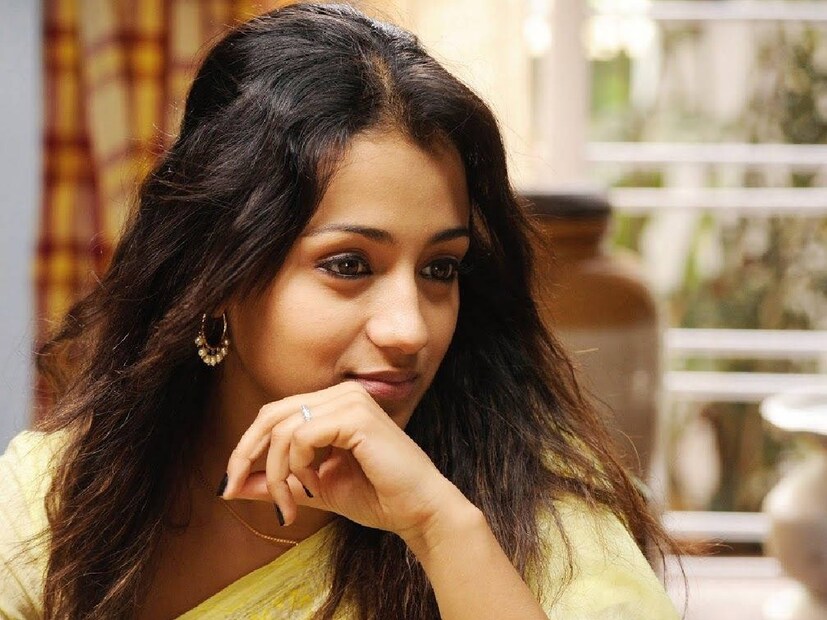 সেই সুন্দরী কে? সে আর কেউ নয়... ত্রিশা। এমন কোন মেয়ে নেই যে ত্রিশার প্রতি ঈর্ষান্বিত হয় না কারণ... তার গ্ল্যামারের তাঁর বয়স বুঝতে দেয় না কোনওভাবেই৷  ৪২ বছর বয়সেও, তাঁর যৌবন ২২ বছর বয়সী মেয়েদেরকেও হার মানায়৷