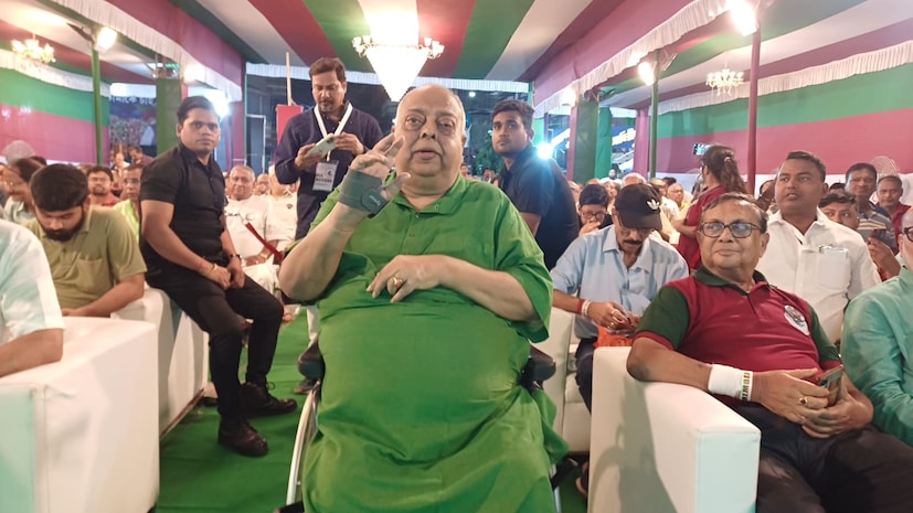 তিন দশকেরও বেশি সময় ধরে বিপদে আপদে বটগাছের মতো আগলে রেখেছেন গঙ্গা পাড়ের সবুজ মেরুনকে। বরাভয় দিয়েছেন ক্লাব সমর্থকদের। হয়ে উঠেছেন বাগান জনতার একমাত্র মাসিহা। আজও তাই মোহনবাগান ও ‘ডাবল টু’ সমার্থক। মাতৃসম মোহনবাগানের জন্য কী করেননি তিনি! সে তো এক লম্বা ইতিহাস! যার ছত্রে ছত্রে জড়িয়ে রয়েছে আবেগ, ভালবাসা, নস্টালজিয়া! ৮০ পেরিয়ে আজ সেই টুটু বোস আবারও বাগানমুখী। সবুজ মেরুনে তাকে ছুঁড়ে দেওয়া চ্যালেঞ্জের সম্মুখীন হয়ে ৷ ছেলে সৃঞ্জয়কে আবারও সচিবের হটসিটে দেখতে চান আশি ঊর্ধ্ব টুটু। অশক্ত শরীরে হুইলচেয়ারে চেপে তাই বাগান জনতার মাঝে সবুজ মেরুন মাসিহা।