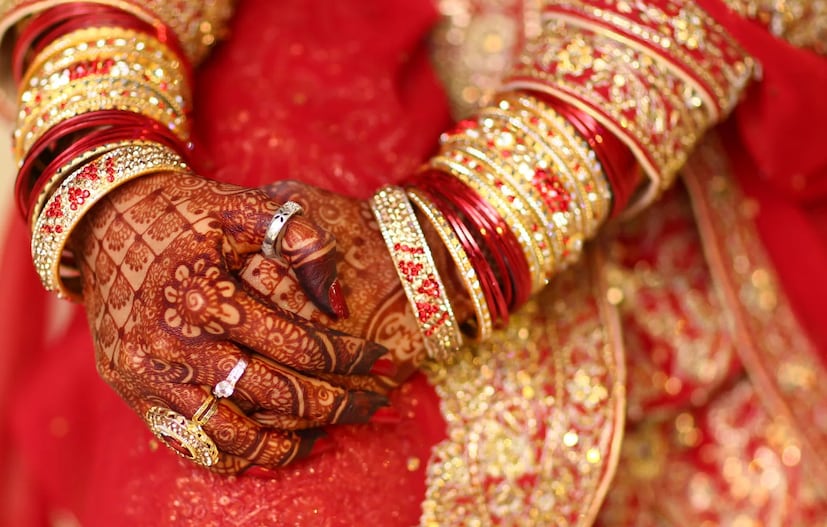 বিয়েতে কোনও কসুর রাখেনি রিধন্যার পরিবার। যৌতুক হিসেবে বরকে দেওয়া হয়েছিল ১০০ তোলা সোনা, ৭০ লক্ষ টাকা মূল্যের একটি ভলভো গাড়ি। কিন্তু বিয়ের ১০ দিনের মধ্যেই যা ঘটে তা যেন মুহূর্তে সব স্বপ্ন চুরমার করে দেয় কনে রিধন্যার। Representative Image