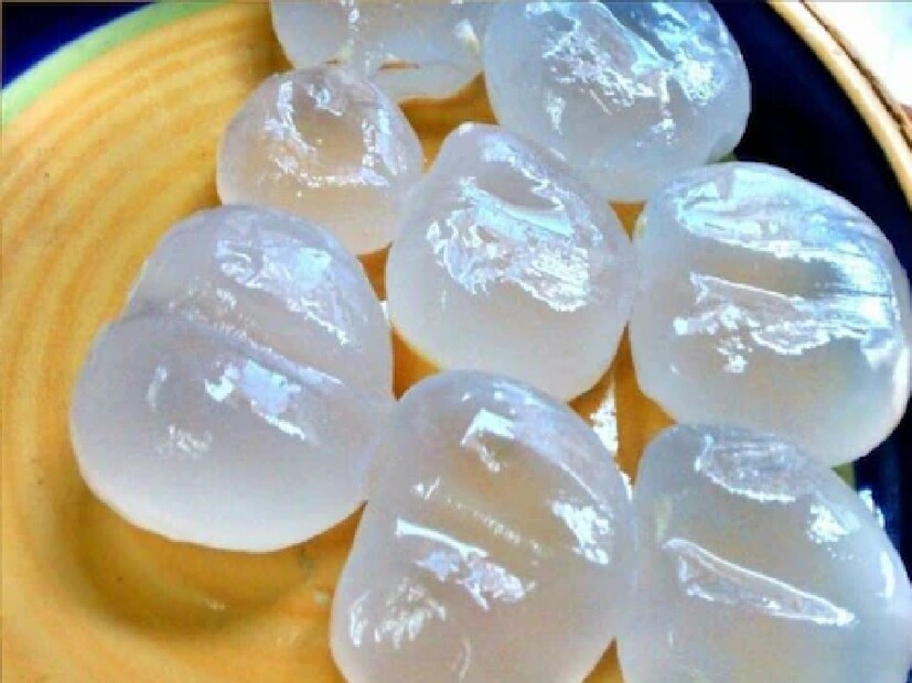 তাল খোয়া বোরাসাস ফ্ল্যাবেলিফারের (এশিয়ান পালমিরা পাম) ভিতর থেকে পাওয়া যায়। এই গাছটি খুব লম্বা, প্রায় ১০০ থেকে ২০০ ফুট লম্বা হয় এবং এর ফল গাছের উপরের ডালে জন্মায়। এটি তোলার জন্য, স্থানীয় লোকেরা খুব ভোরে ঘন জঙ্গলে যান এবং অনেক চেষ্টা করে তাঁরা এই ফলটি পেড়ে আনেন। একটি তাল ফল থেকে তিনটি খোয়া পাওয়া যায়, যা নরম, সাদা, জেলির মতো হয়। এই ফল খাওয়ার অনেক স্বাস্থ্য উপকারিতা রয়েছে।Image: News18