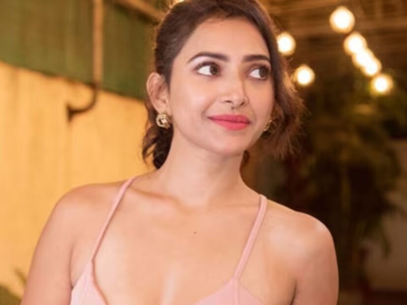 কিন্তু মাত্র ২৩ বছর বয়সে শ্বেতার জীবনে ঘটে যায় এমন একটি ঘটনা, যা বদলে দেয় তাঁর পুরো জীবন। কালিমালিপ্ত হয়ে যায় অভিনেত্রীর সাজানো কেরিয়ার। 