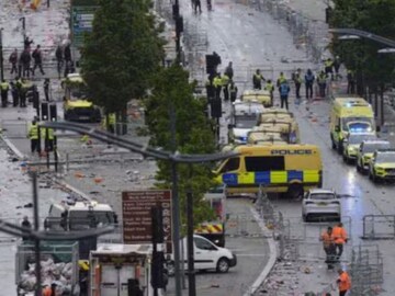 মুহূর্তে আনন্দ বদলে গেল হাহাকারে! লিভারপুল সমর্থকদের বিজয় মিছিলে হুড়মুড়িয়ে ঢুকে গেল গাড়ি, ৪৭ জন আহত মুহূর্তে আনন্দ বদলে গেল হাহাকারে! লিভারপুল সমর্থকদের বিজয় মিছিলে হুড়মুড়িয়ে ঢুকে গেল গাড়ি, ৪৭ জন আহত