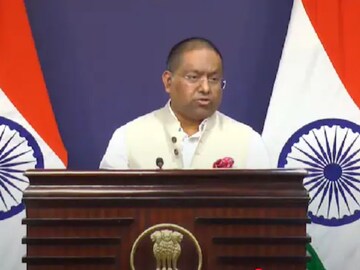 ভিসা নিয়ে কড়া সুর ট্রাম্পের, কী হবে আমেরিকায় পড়তে চাওয়া ভারতীয় ছাত্রছাত্রীদের? বড় ঘোষণা বিদেশ মন্ত্রকের