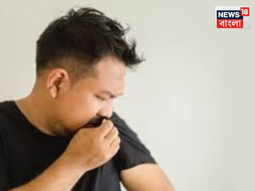 শরীর থেকে দুর্গন্ধ আসার কারণ প্রতিটি মানুষের শরীরের নিজস্ব একটা গন্ধ থাকে যা আলাদা হয়। তবে কখনো কখনো এত তীব্র ও দুর্গন্ধপূর্ণ হয় যে অন্যরা দূরে সরে যায়। সাধারণত সঠিক পরিচ্ছন্নতা না রাখার কারণে বা নোংরা জামাকাপড় পরার কারণে এই দুর্গন্ধ হয়। কিন্তু ডার্মাটোলজিস্ট ডা. লিকা বলেন, শ্বাস ও শরীর থেকে আসা অস্বাভাবিক গন্ধের পেছনে সব সময় পরিচ্ছন্নতার অভাবই থাকে না। অনেক সময় এটি ভিতরের স্বাস্থ্যগত সমস্যারও ইঙ্গিত হতে পারে।